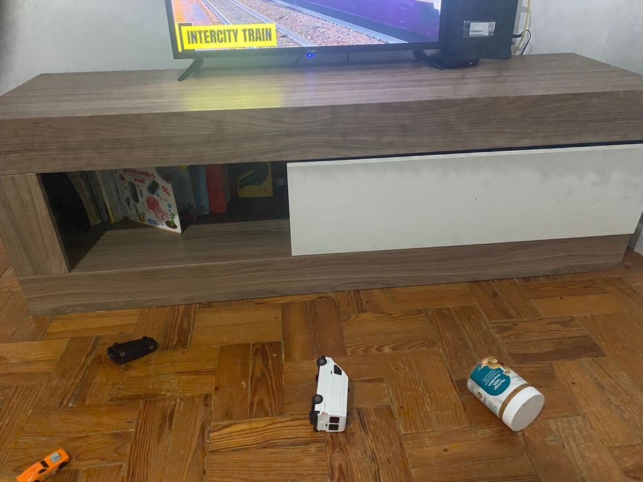 Conjunto de mesa e móvel de tv
