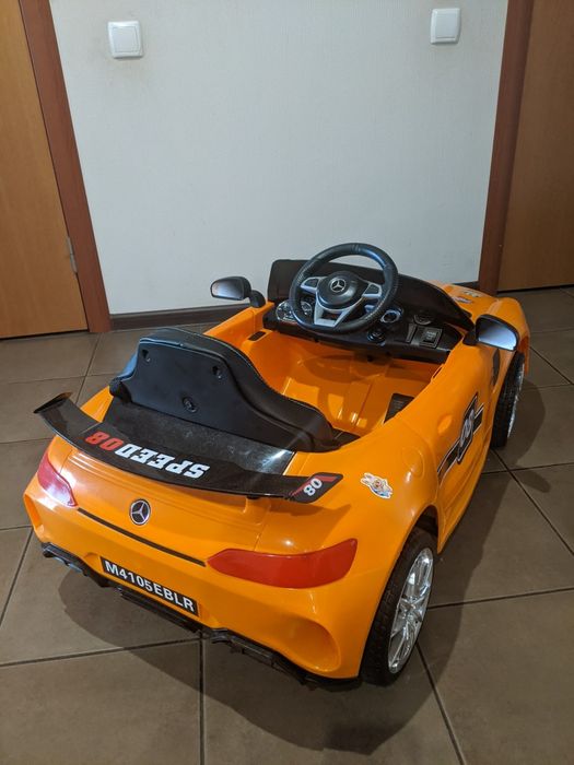 Дитячий електромобіль