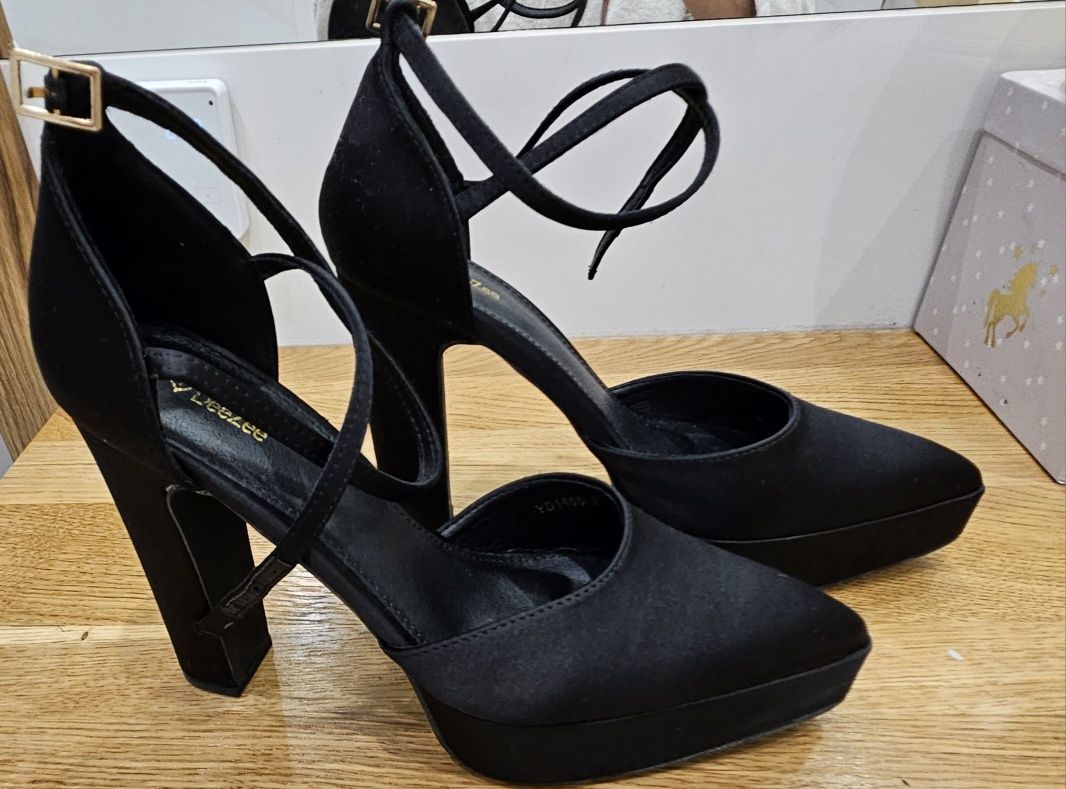 Nowe Buty na słupku roz 38 DeeZee