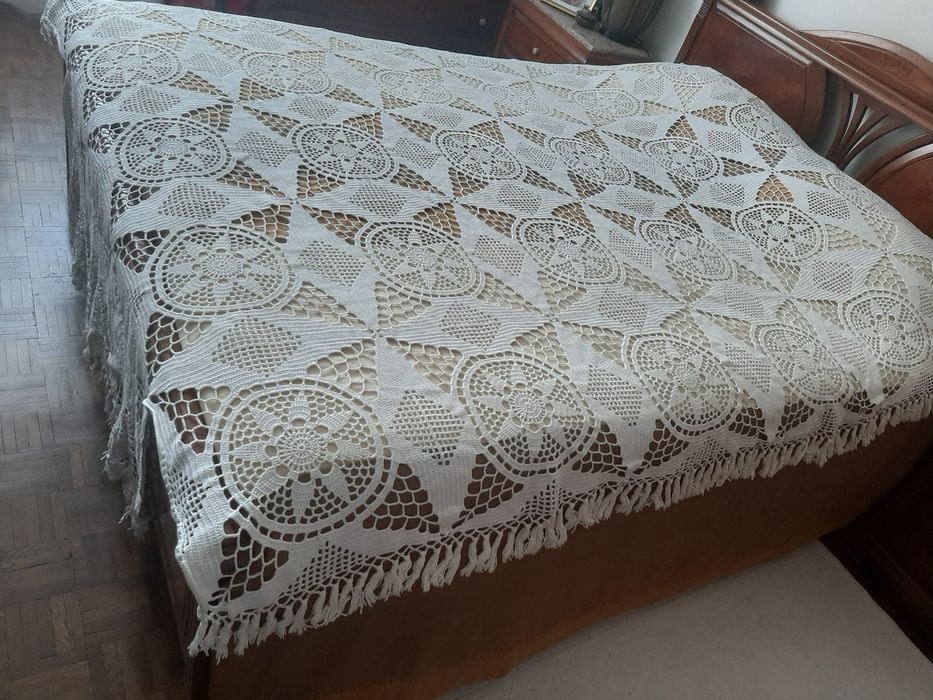 Vende-se colcha de renda feita à mão