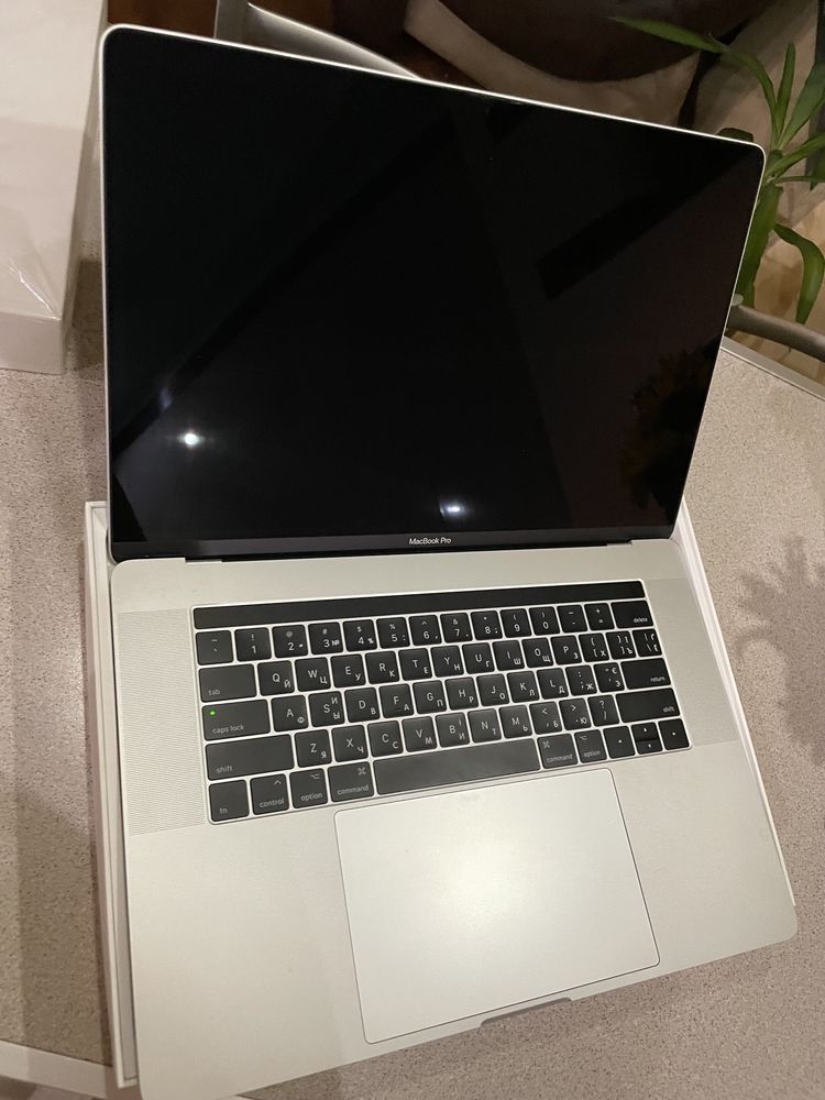 MacBook Pro 15.4 ІДЕАЛ! A1707 I7 2.8 256ssd 16ddr3 radeon Pro550 2gb