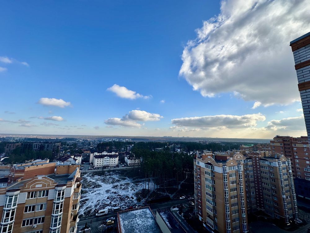 Просторий пентхаус з великою видовою терасою.