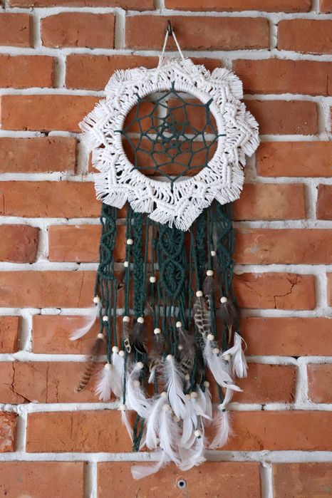 Łapacz snów - Makrama w stylu boho z piórkami, zielony + beżowy