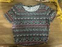 Crop t-shirt tam M “Mim” padrão preto, branco, azul, vermelho, rosa