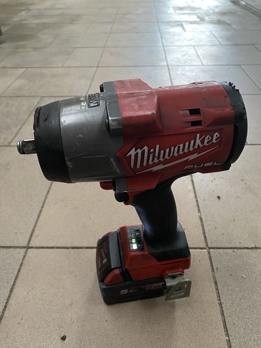 Klucz udarowy Milwaukee M18 FHIW2F12, Ładowarka