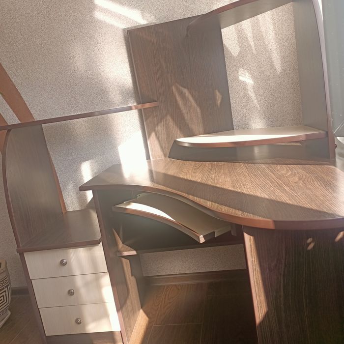 Кутовий комп'ютерний стіл письмовий