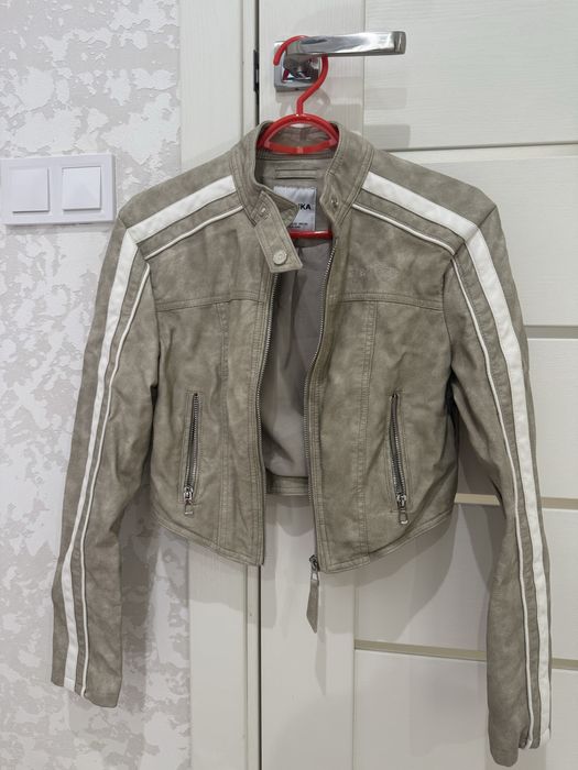 Косуха шкіряна bershka xs бежева куртка з шкірзаму байкерська