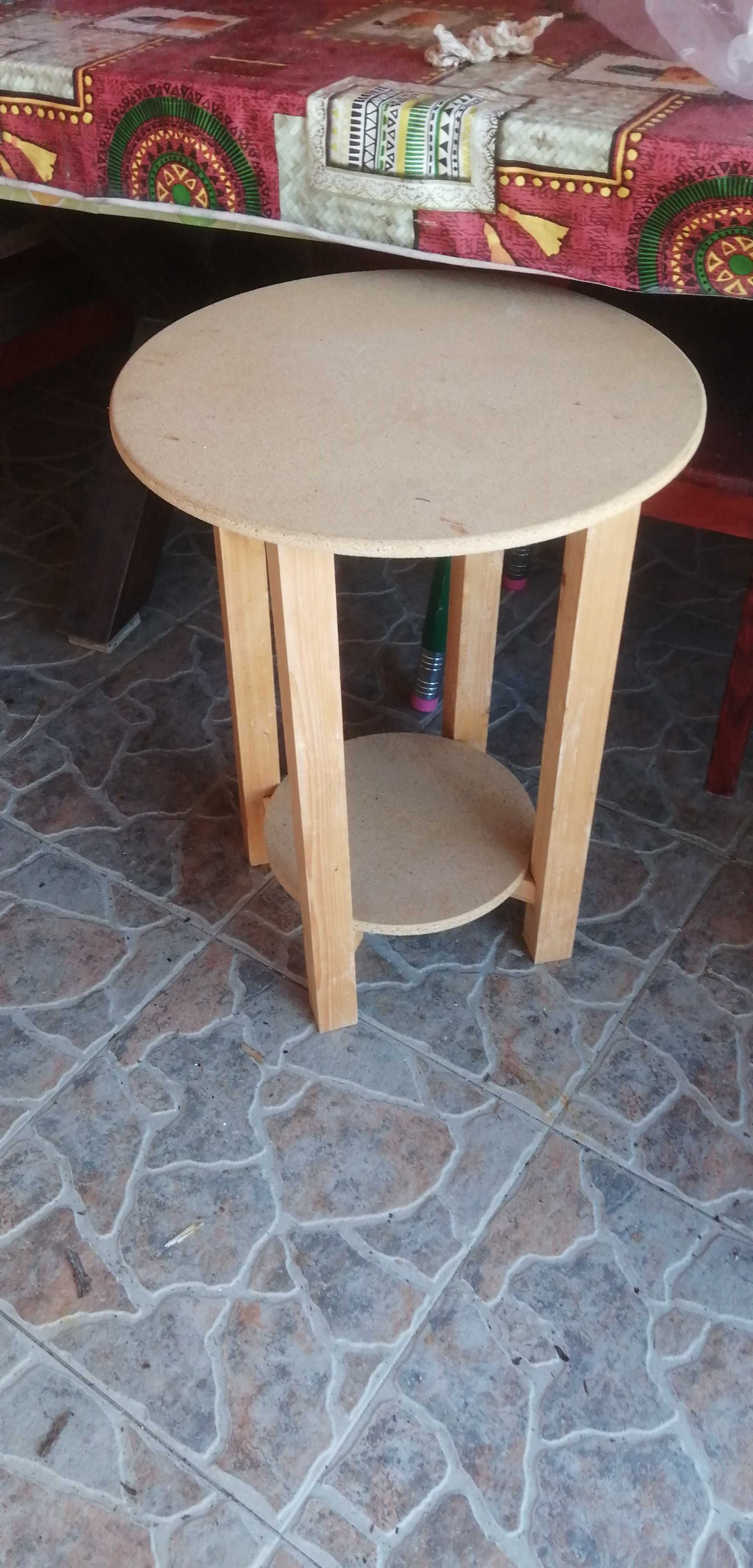 cadeirões e mesa