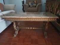 Mesa de centro com tampo em pedra