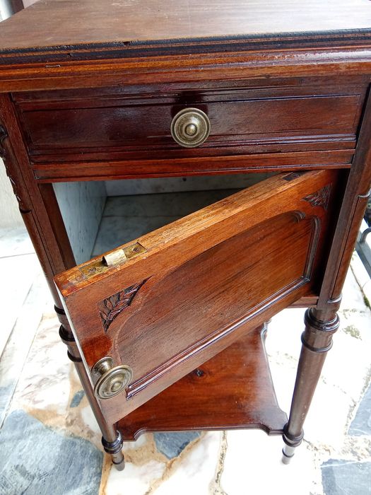 Mesa de cabeceira em madeira