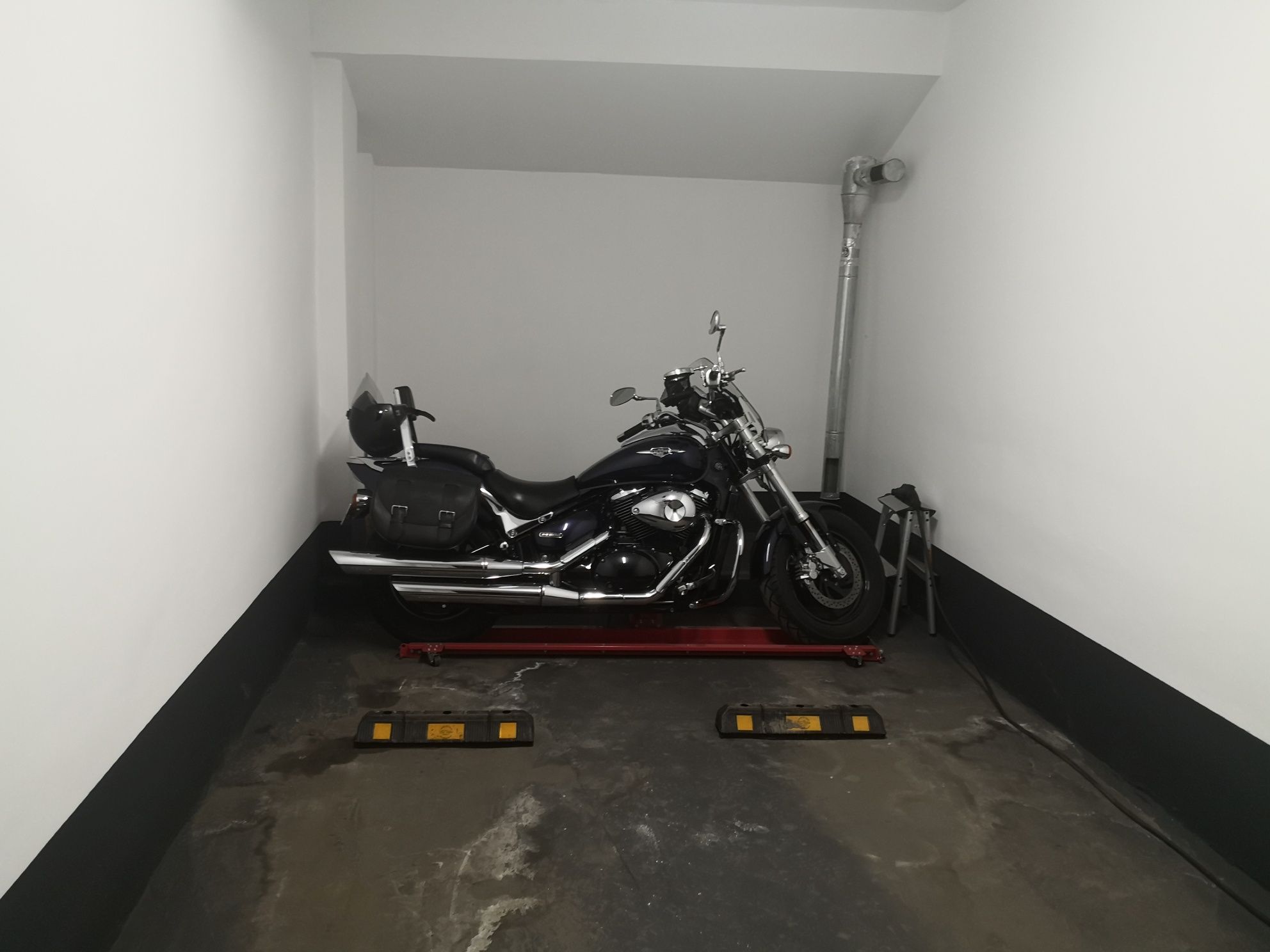 Мотопарковщик .хранение мотоцикла в гараже