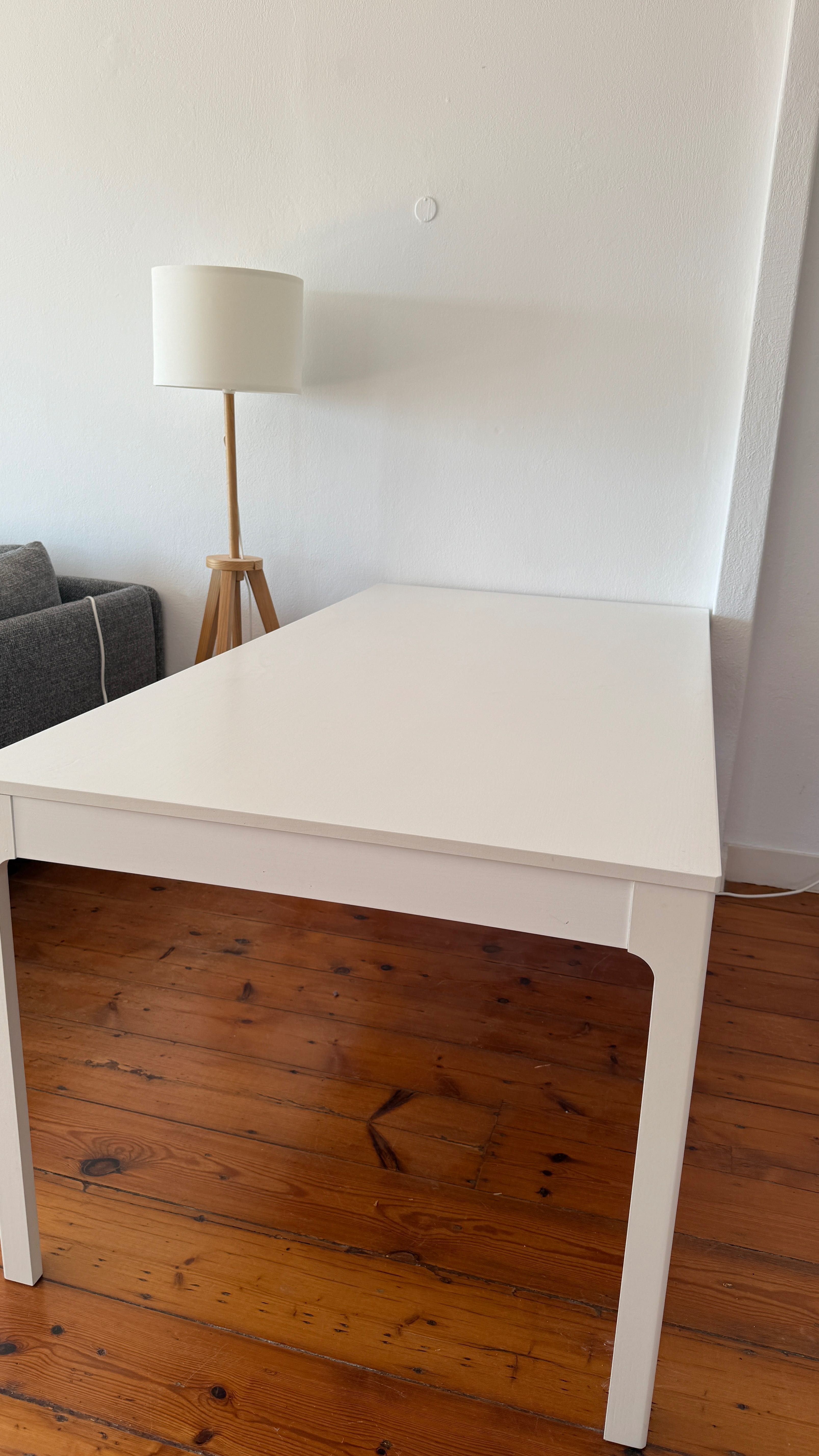Mesa de jantar branca com estrutura em madeira – modelo EKEDALEN