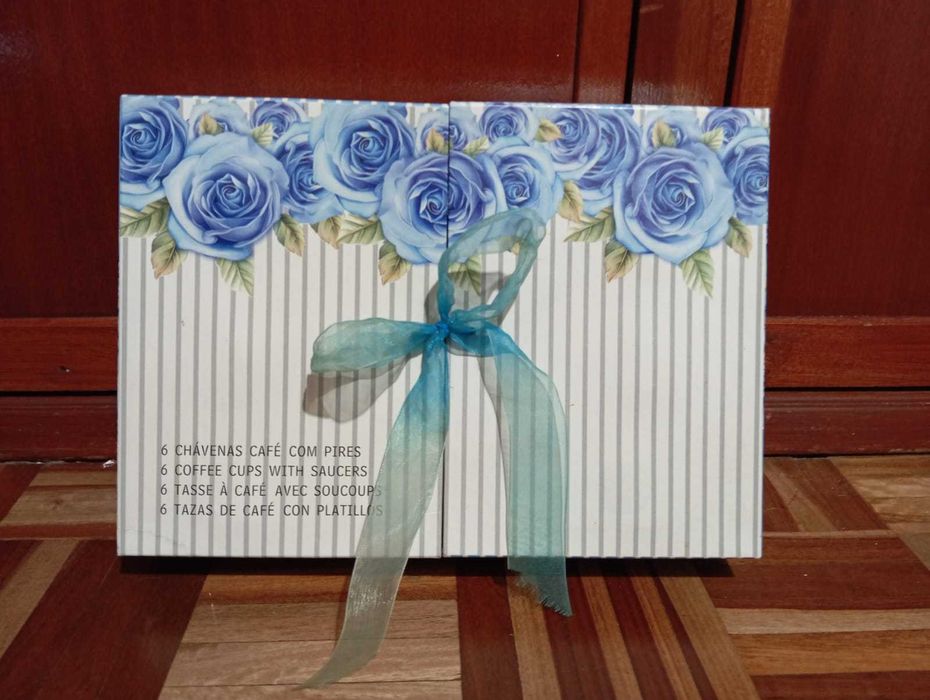 Conjunto de 6 chávenas de café com pires (rosas azuis, ainda embalado)