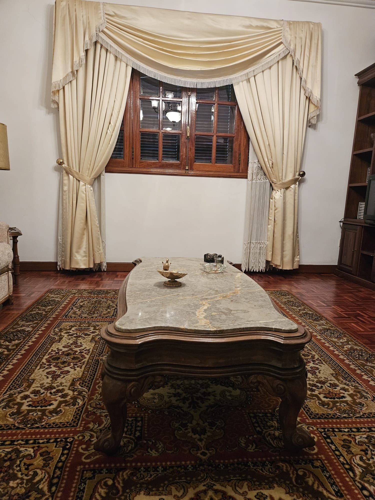 Sala de estar sofás, mesa de centro, mesa de apoio e candeeiros