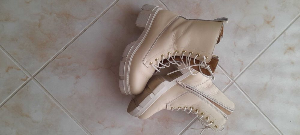 Sapatilha Botim tom branco