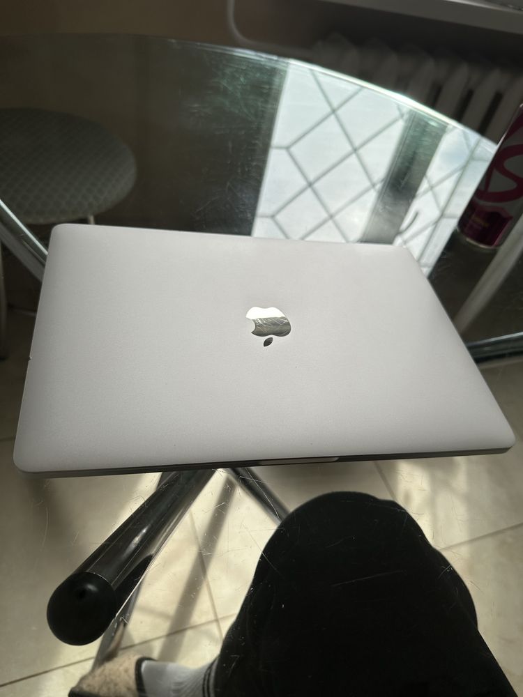 Macbook Pro I5 16GB 512 GB touchbar