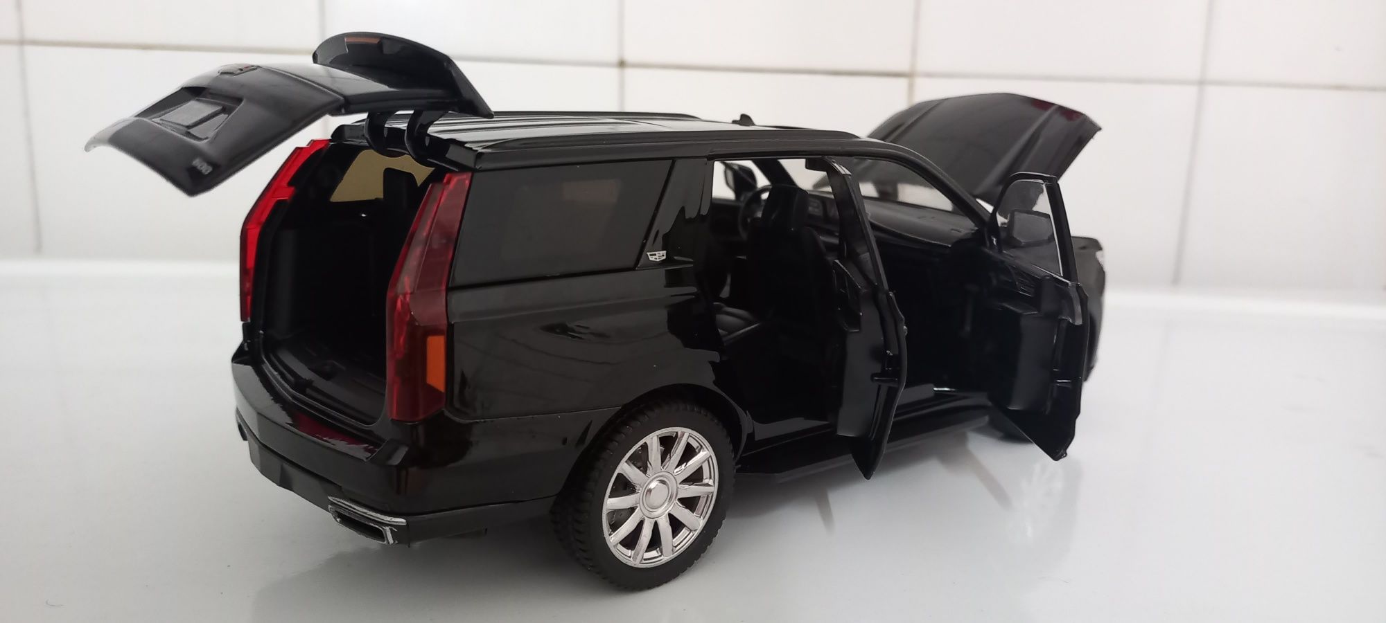 Cadillac Escalade ESV esc 1/24