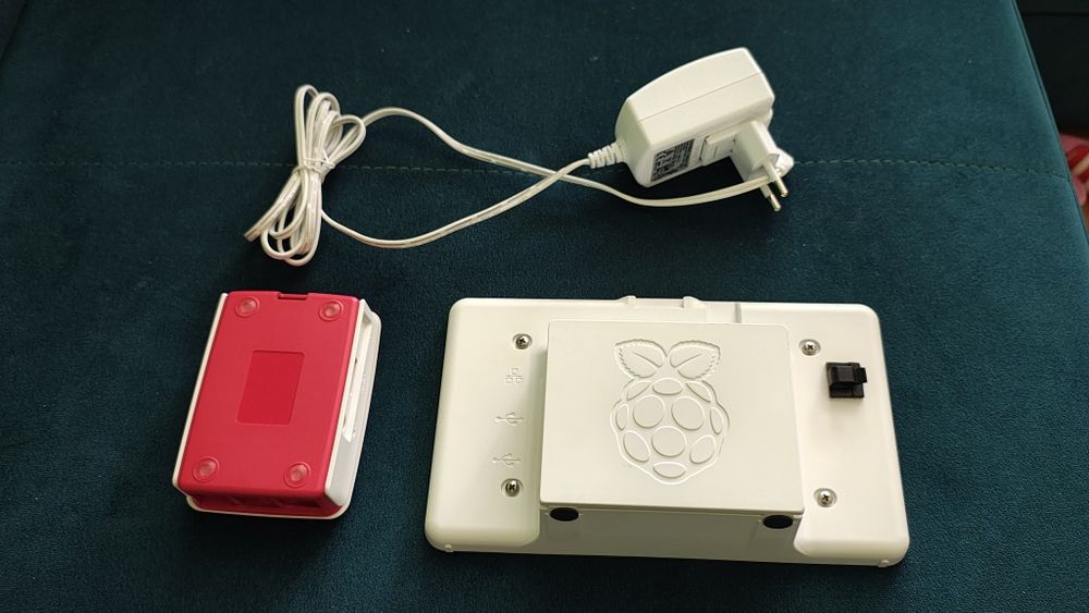 Raspberry Pi 3B+ plus Official Touch Display zasilacz i obudowy