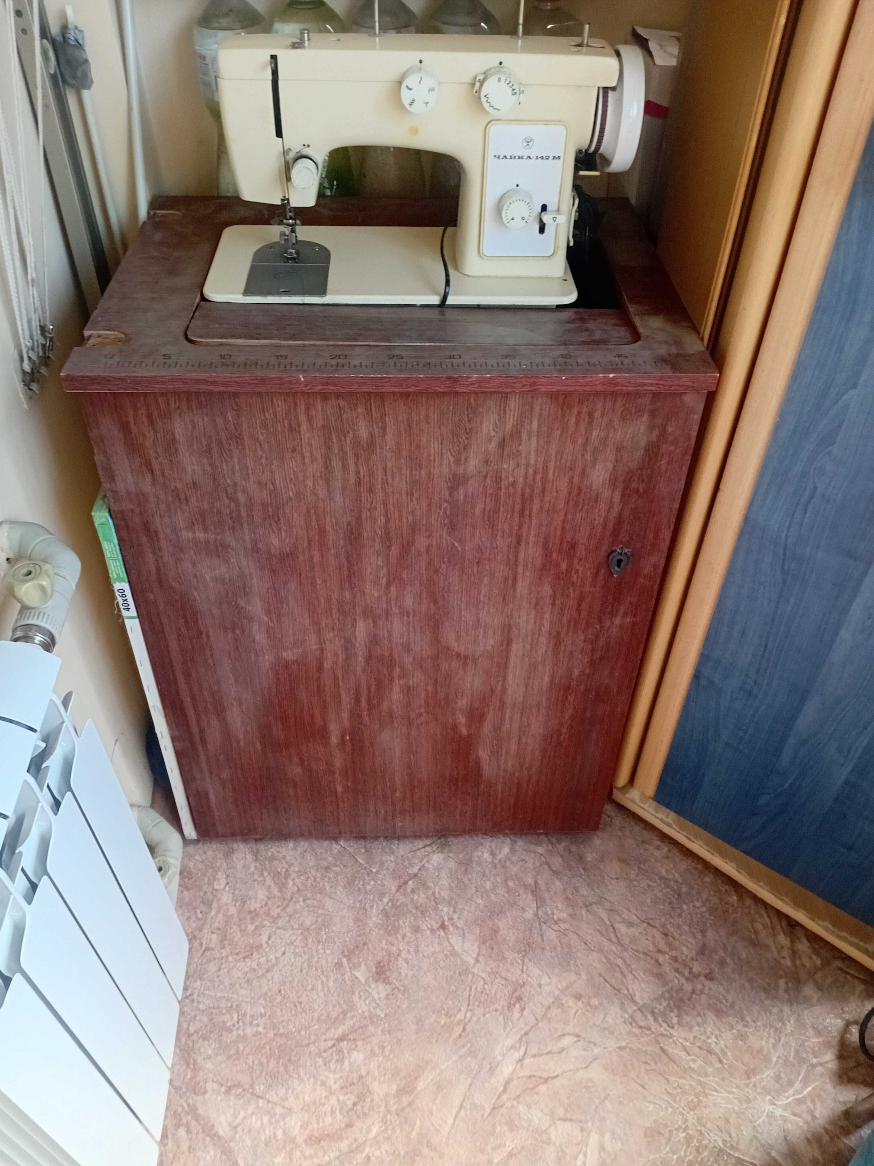 Продам швейную машинку чайка 142м ножную с тумбою