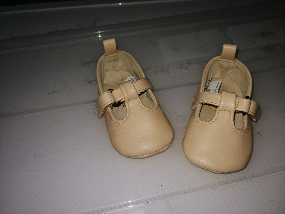 Vendo calçado de bebé como novo para menina