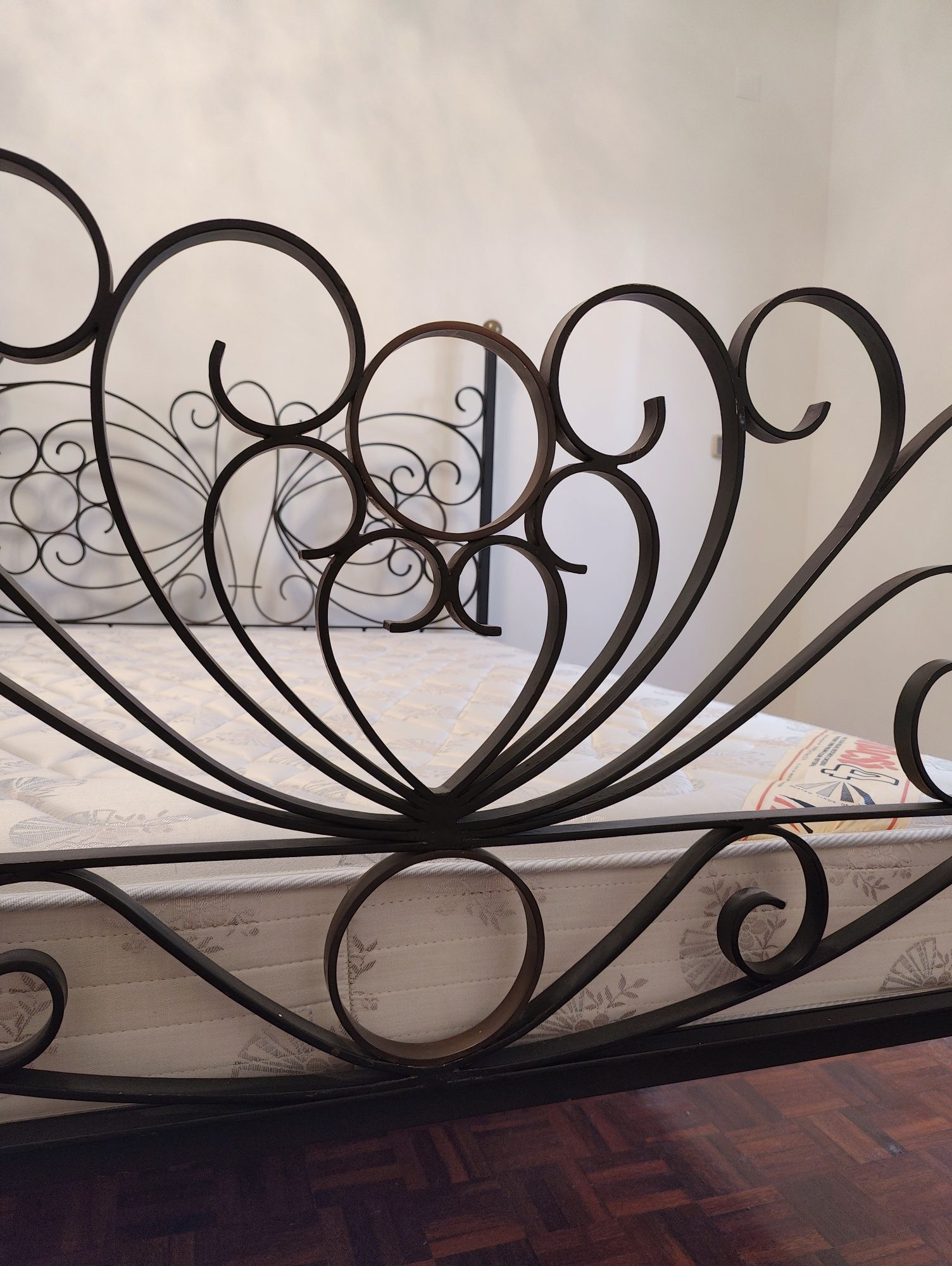 Cama de Vénus para Casal em Metal