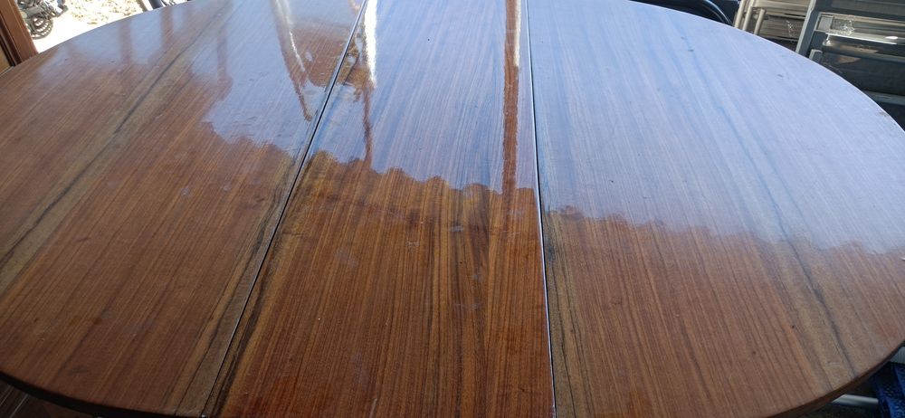 Conjunto mesa redonda e oito cadeiras em madeira de cedro