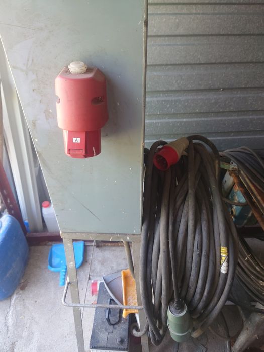 Szafka , rozdzielnia elektryczna na budowę.