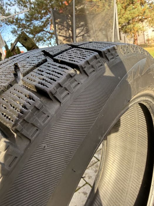 Bridgestone Blizzak 235/45 R18