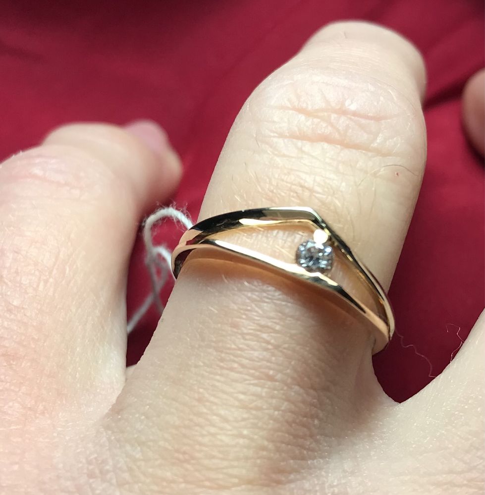 Золотий перстень з діамантом золотое кольцо с бриллиантом