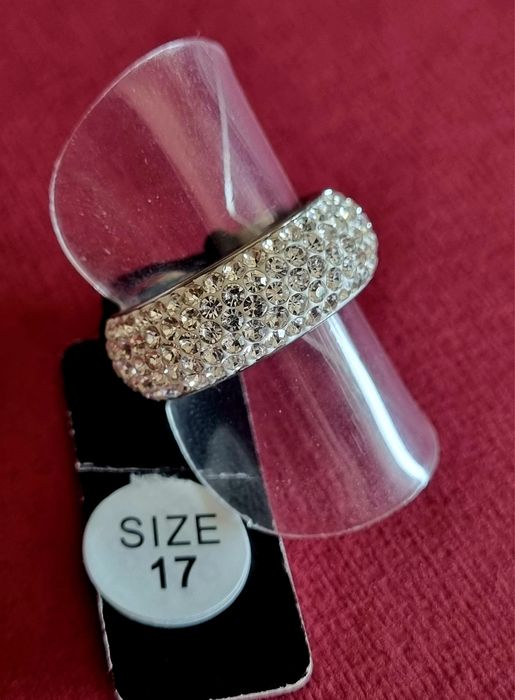 Anel/aliança prateado, em aço, com 5 fiadas de zirconias. T17