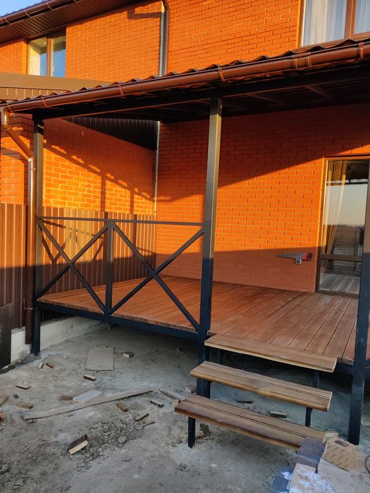 Навіси автомобільні, тераси криті з настилом з терасної дошки.