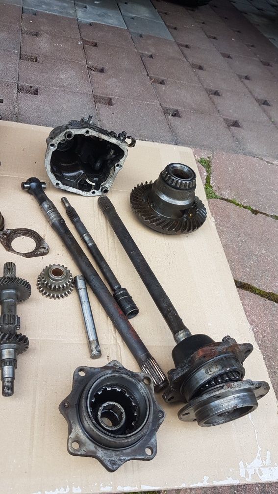 Skrzynia biegów 126p części obudowa zębatki wał