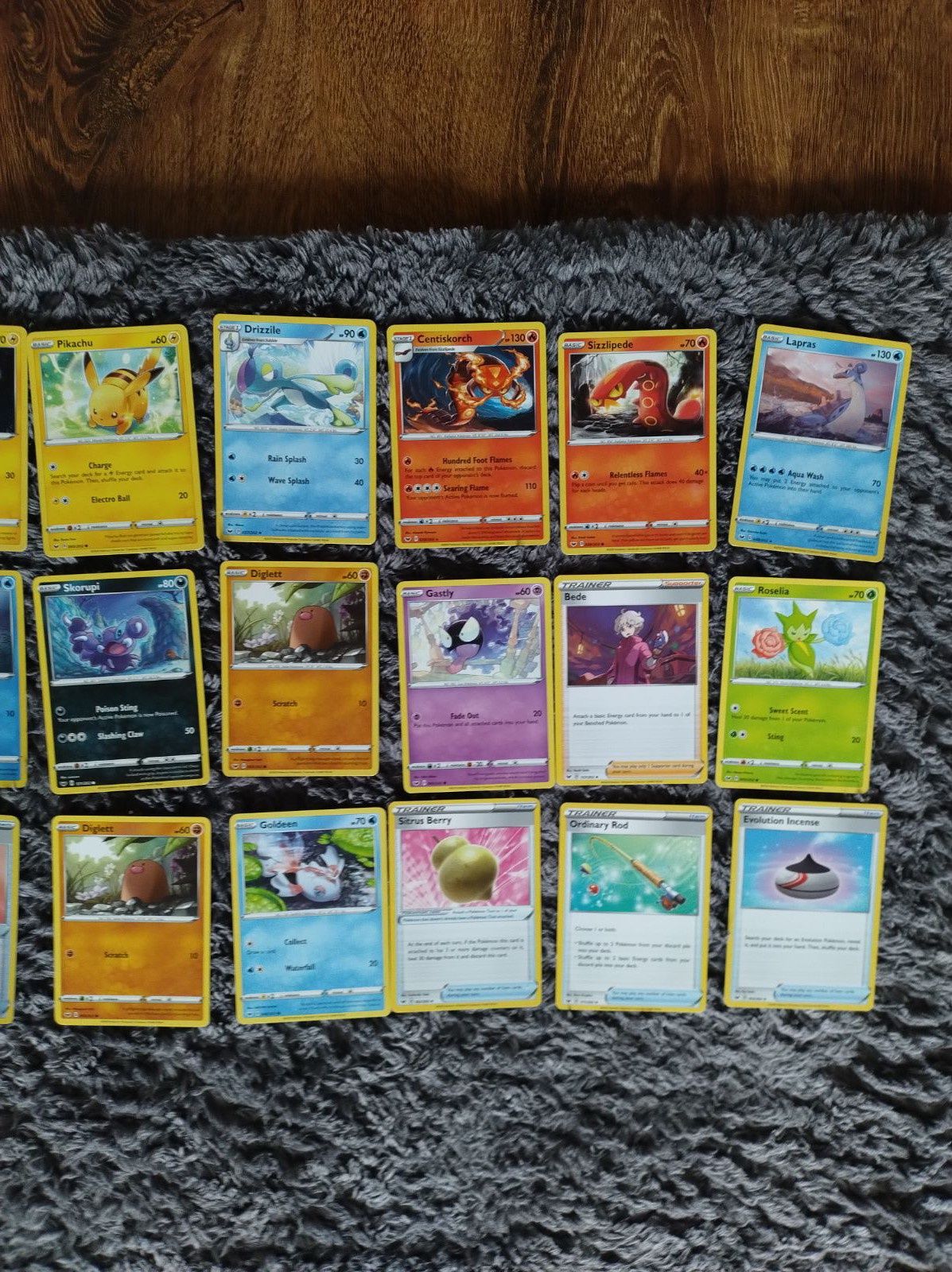 30 oryginalnych kart TCG Pokemon