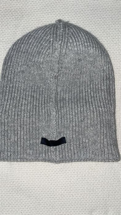 Gorro Prada Cinza