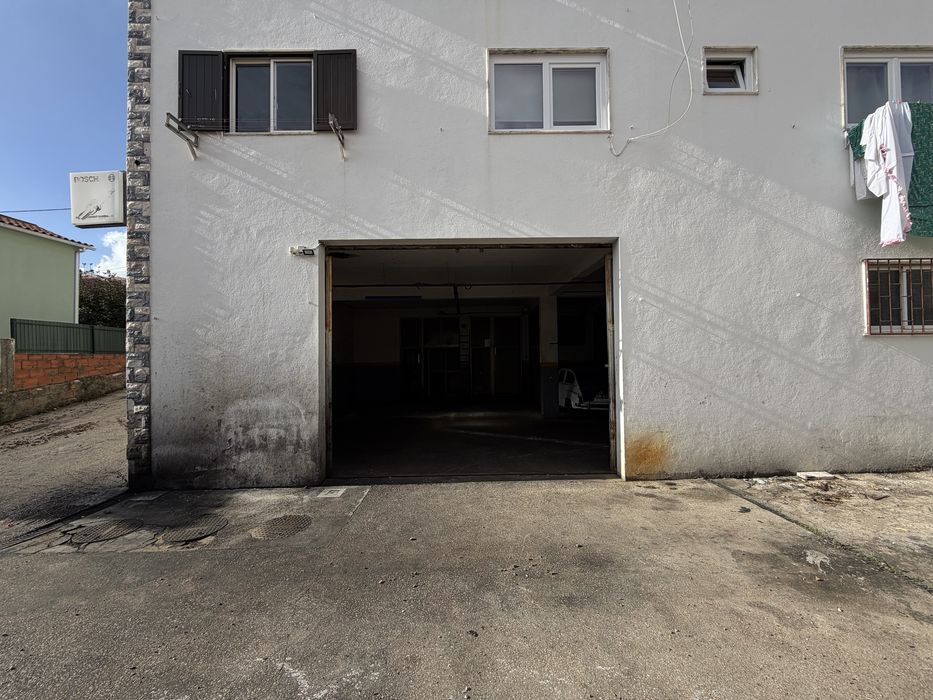 Armazem p/ Arrendar 200m2 Famões