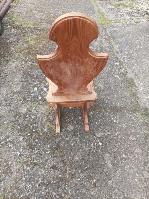 Sprzedam stare krzesło w stylu góralskim.