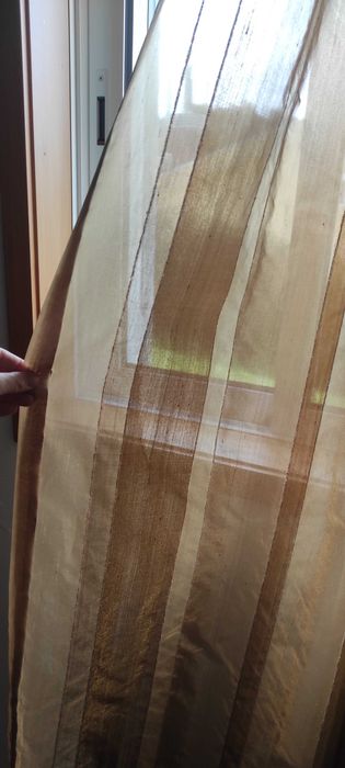 Cortinas de seda e varão em inox