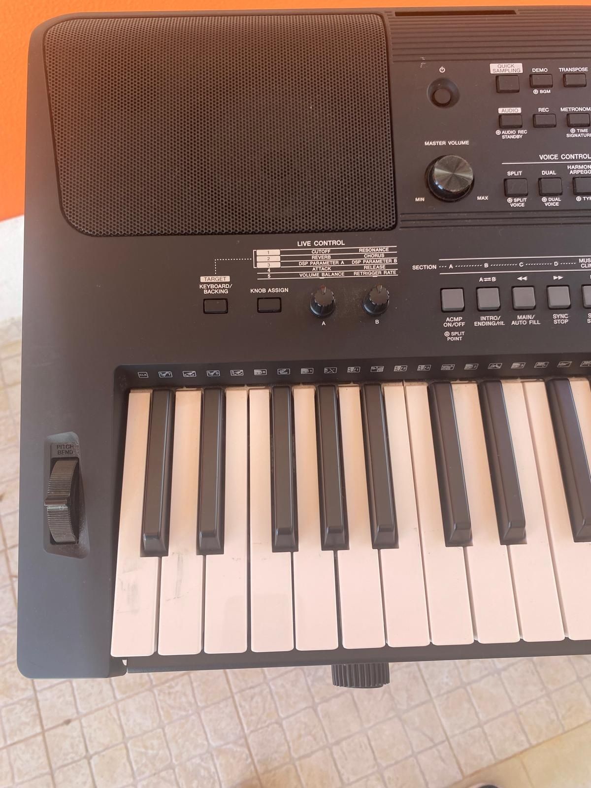 Teclado digital YAMAHA E463 com cavalete
