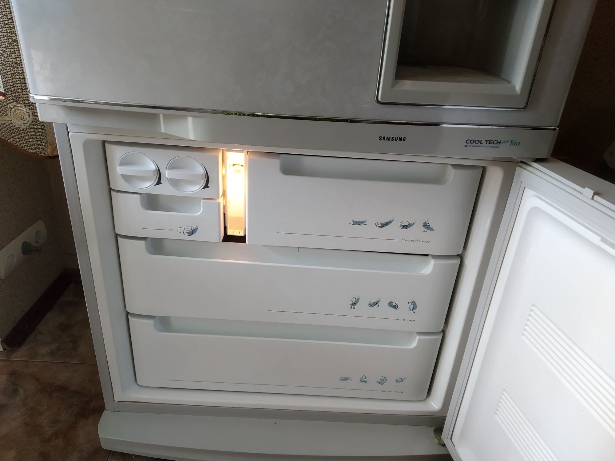 Вместительный холодильник Samsung Sr-l628ev
