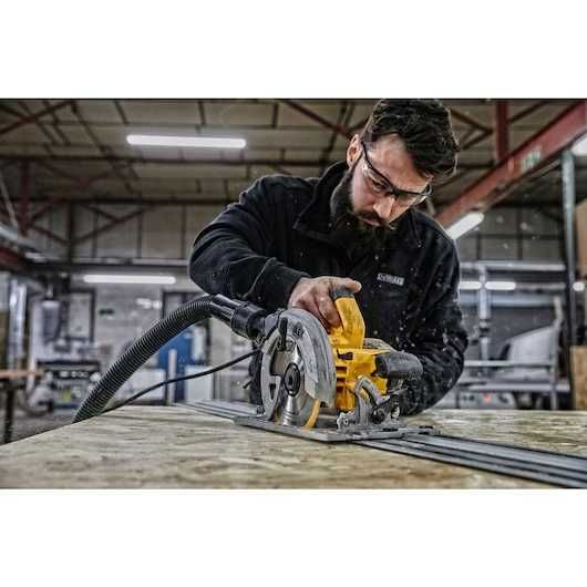 Pilarka tarczowa DeWalt DWE576K stosowana z szynami prowadzącymi