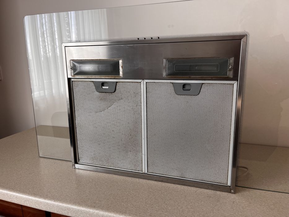 Витяжка кухонна 90*52 см зі склом в гарному стані