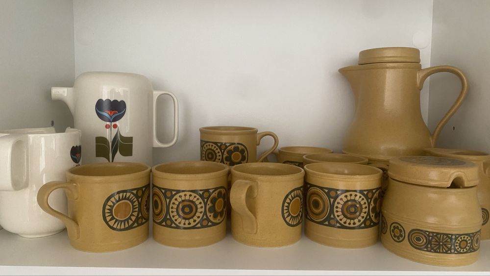Conjunto de canecas e bule