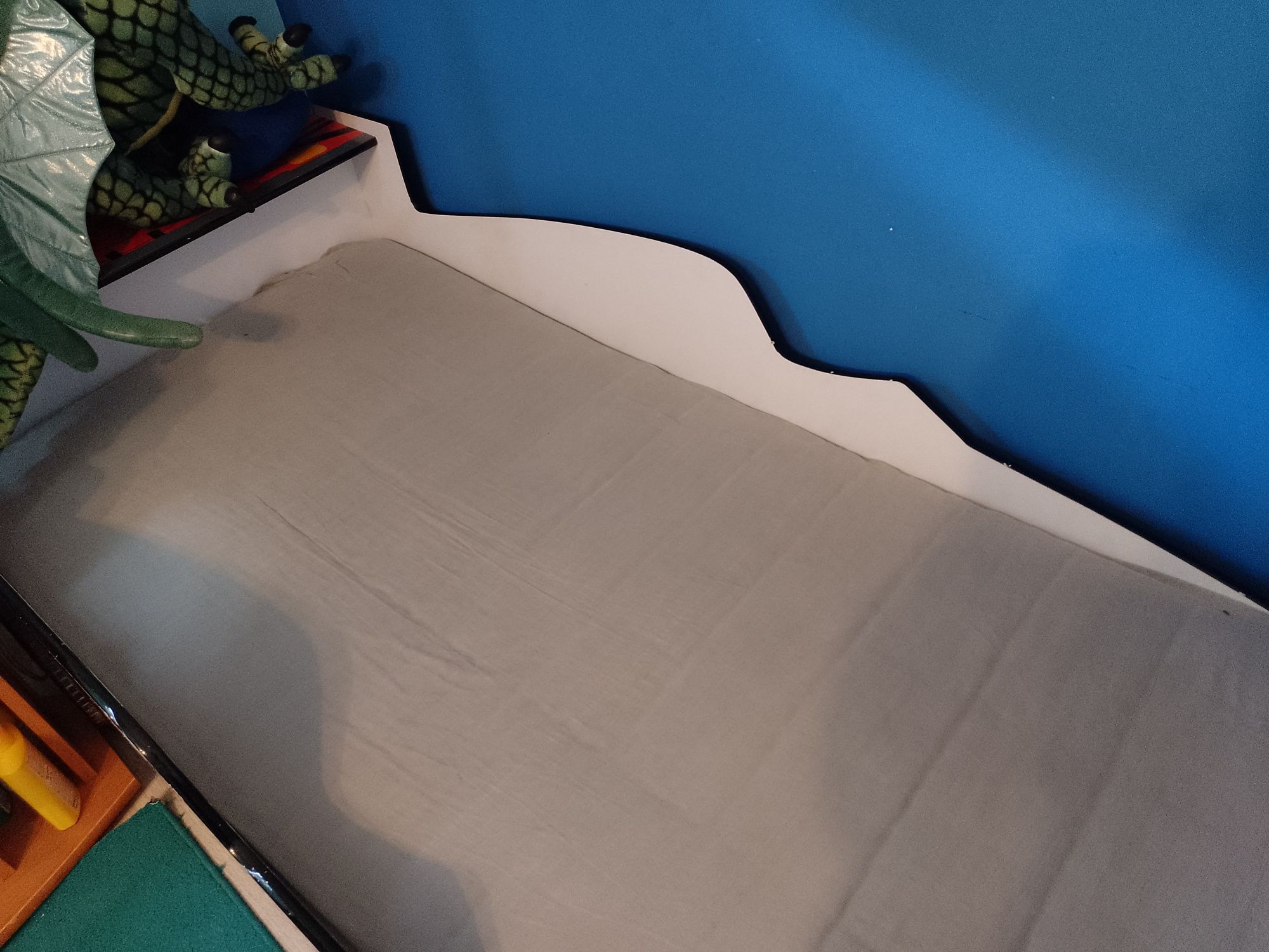 Łóżko 90 x 2 m. Z materacem