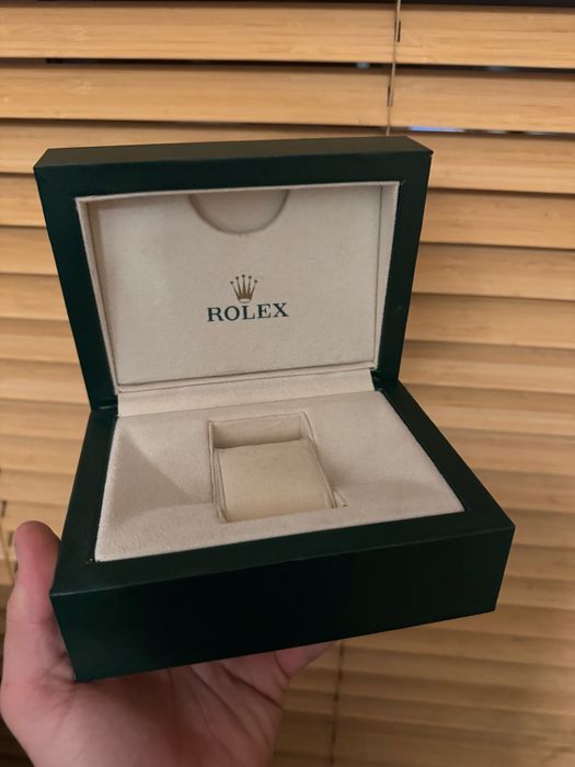 Używane Etui od zegarka, nosi ślady użytkowania