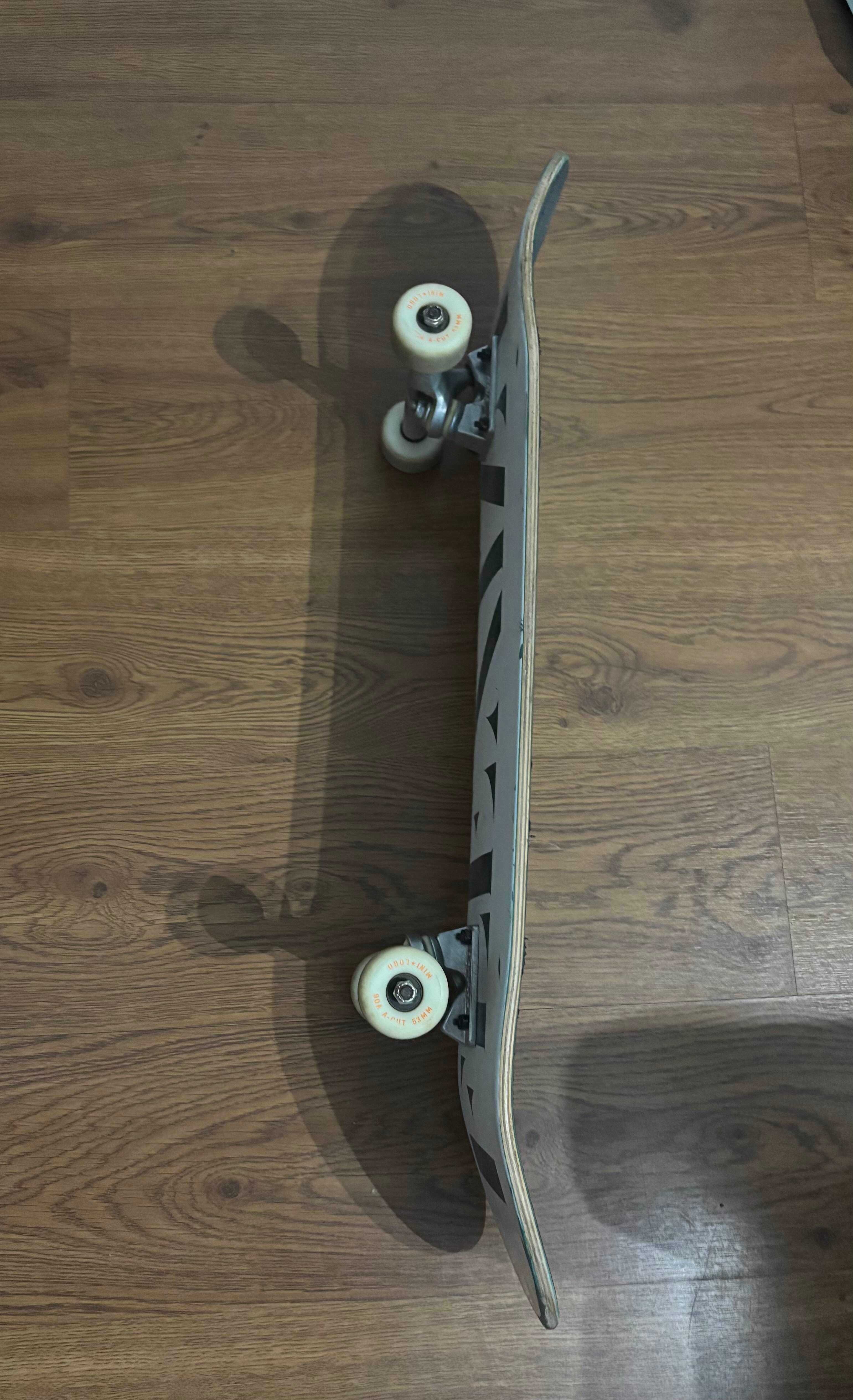 Skate completo em bom estado e usado poucas vezes