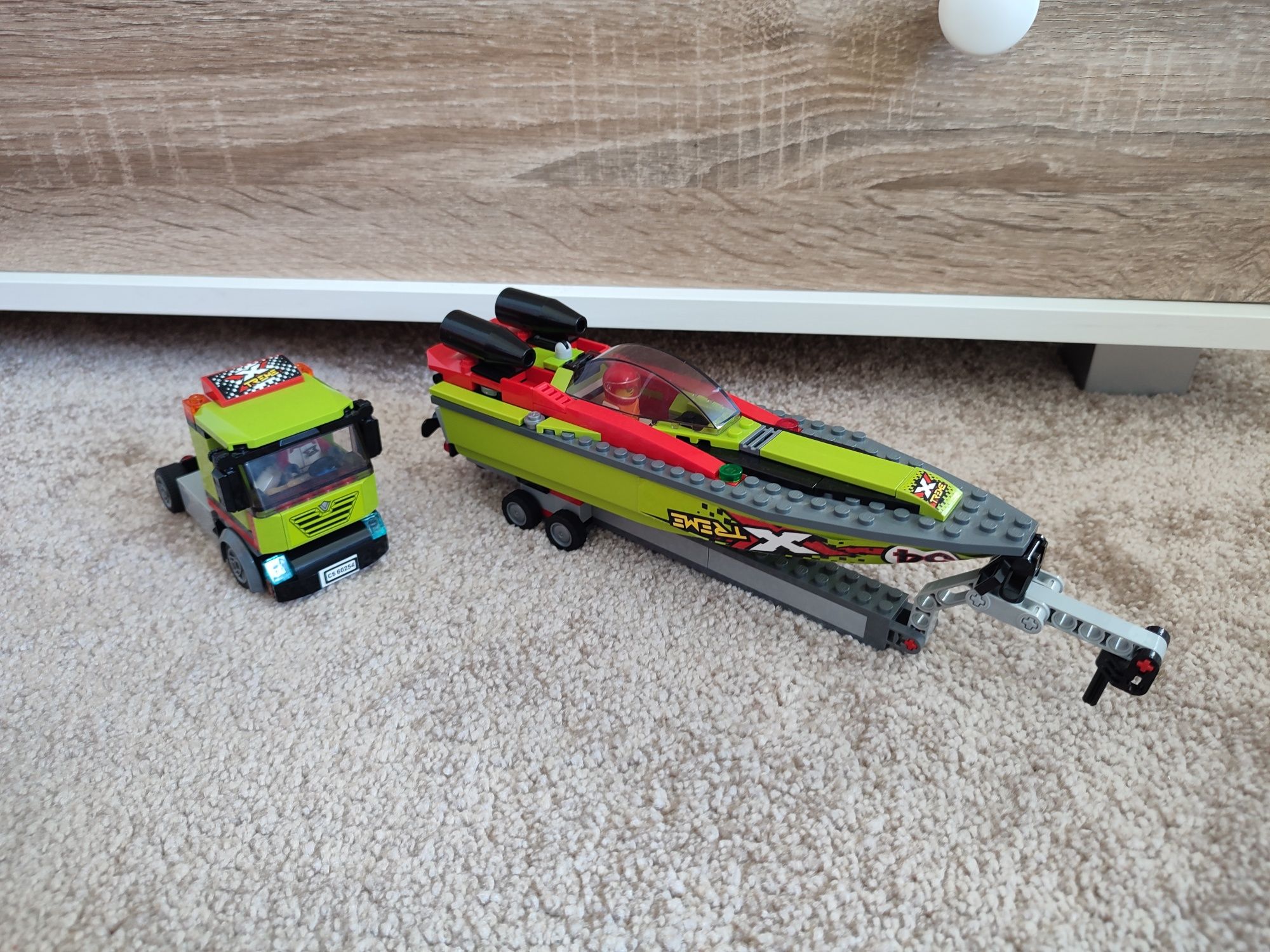 LEGO city transporter łodzi wyścigowej