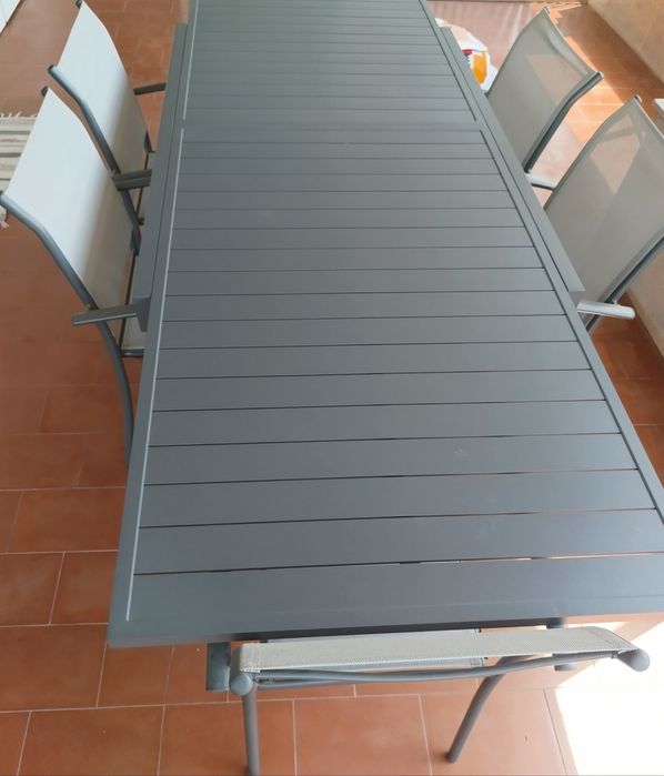 Mesa de exterior com 6 cadeiras
