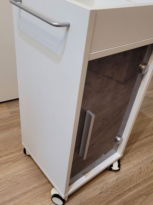 Tchibo szafka na kółkach drzwi beton imitacja  szkło