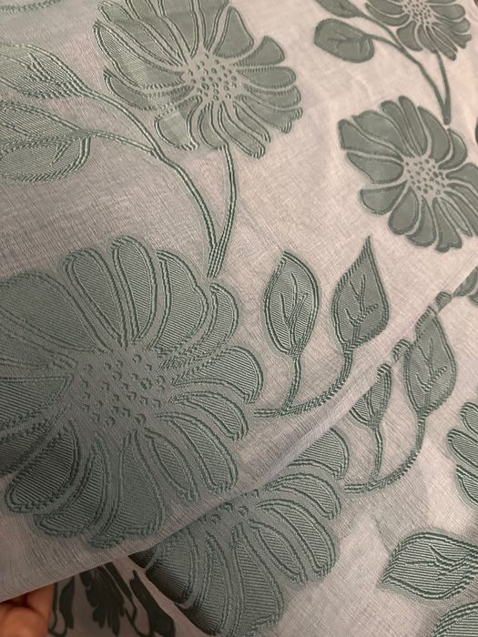 Cortinados brancos e bordado verde