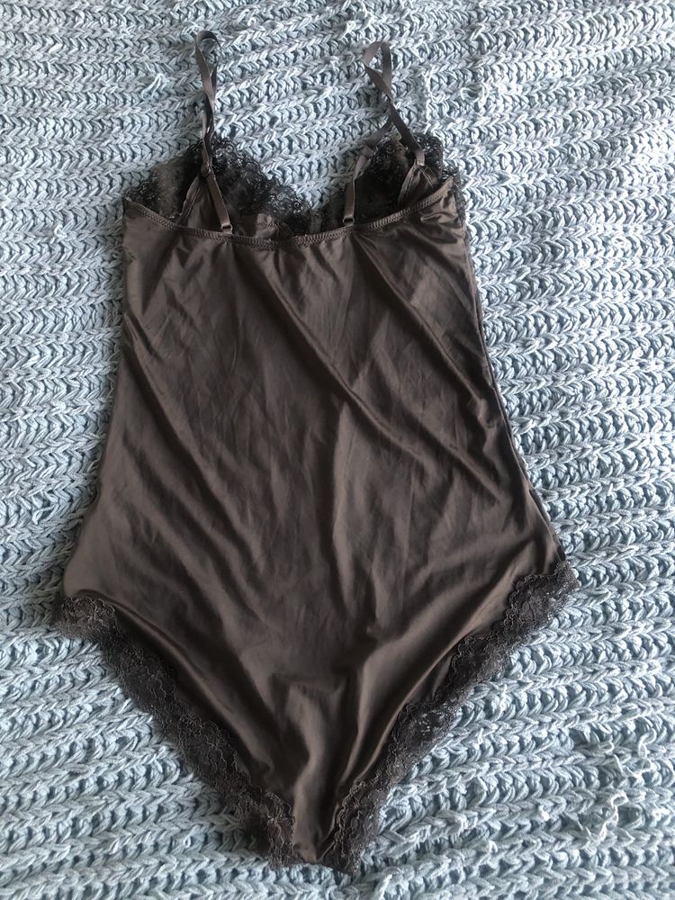 Khaki body bielizniane oisho super sie prezentuje impreza